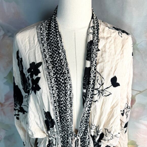 Billabong Sea The Sun Black & Cream Floral Tie Front Cover-Up Kimono - Picture 2 of 8